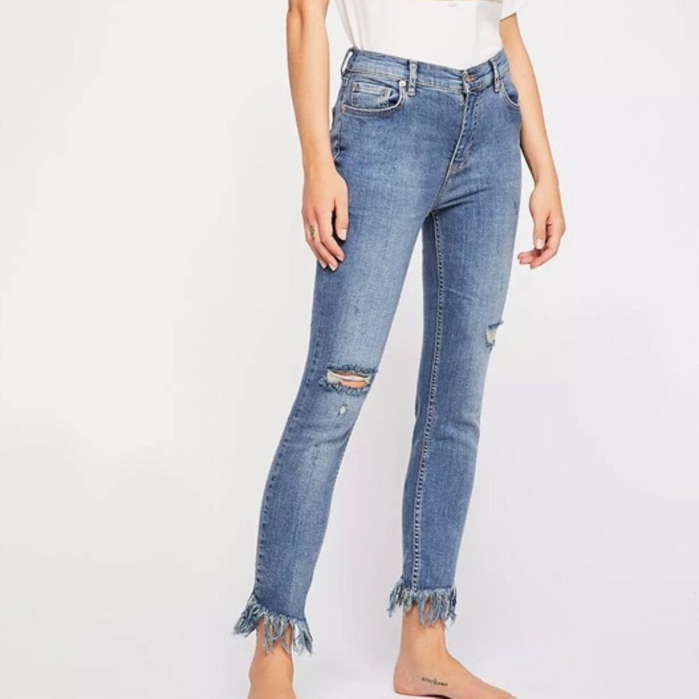 Z1018 Free People Great Heights Frayed Skinny Jeans